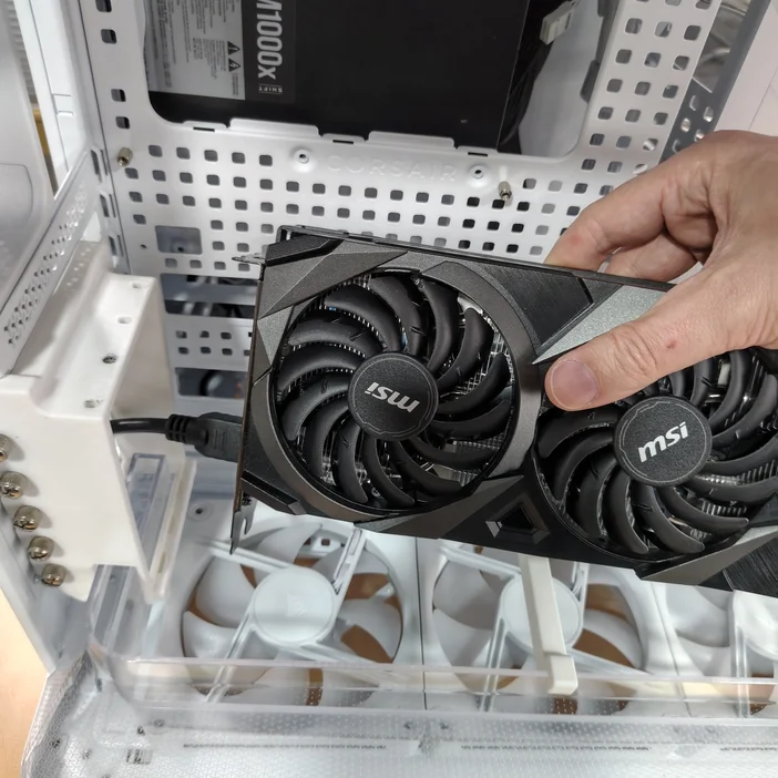 CORSAIR AIR 5400 で GPU を垂直に取り付ける方法 | CORSAIR