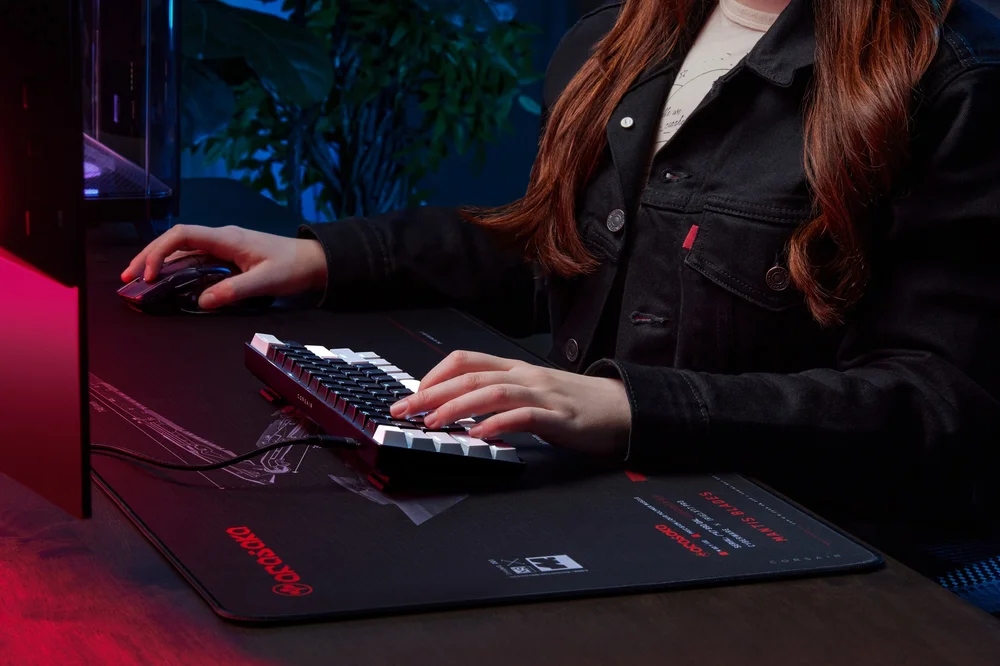CLIPPER PRO MINI 60 being used by a model with Arasaka Mousepad
