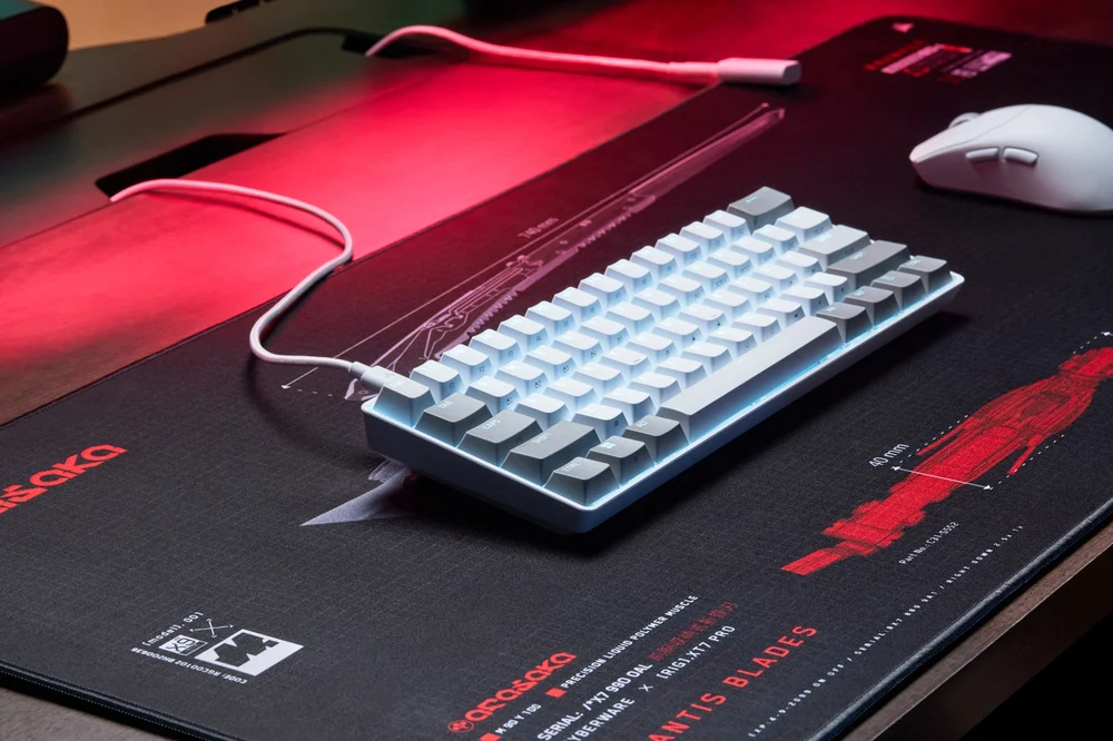 CLIPPER PRO MINI 60 with Arasaka Mouse Pad