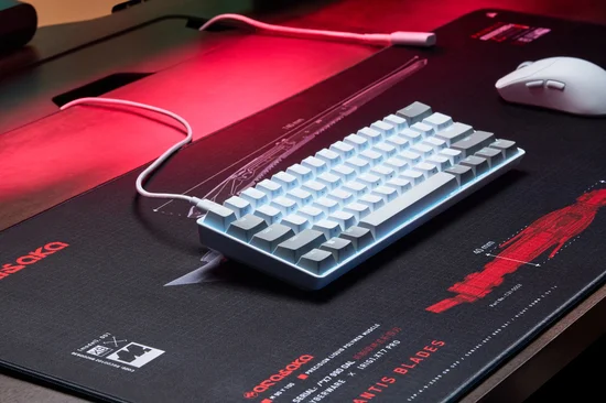 CLIPPER PRO MINI 60 with Arasaka Mouse Pad