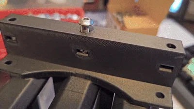 HDD cage screw tightening