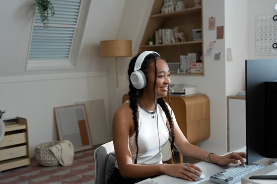 HS35 v3 Wireless being very comfortably worn by a model