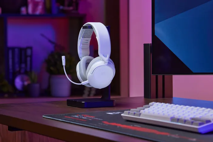 HS35_v3_WIRELESS_WHITE_Lifestyle_01_compressed