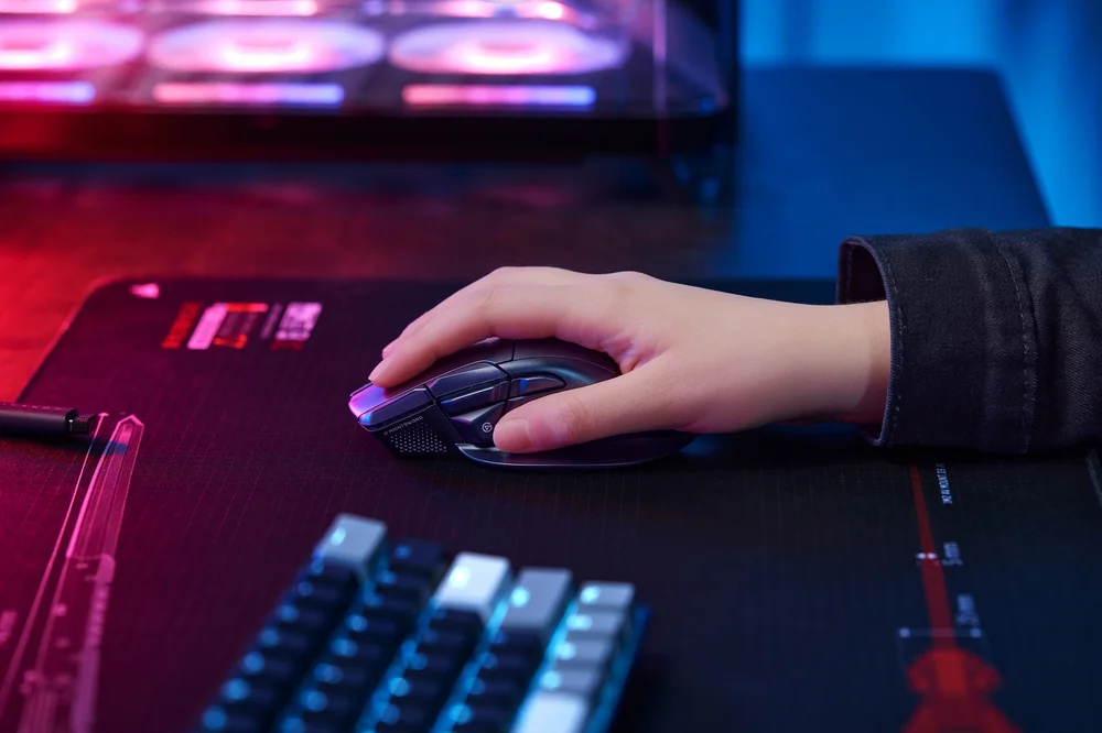 Nightsword v2 WIRELESS SD being used by a hand