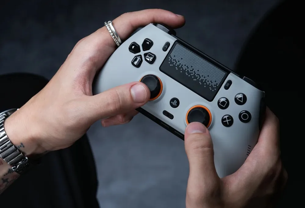 prd26-omega-lp-whyscuf5-thumbsticks-builttolast-1347x1080_mgpeml